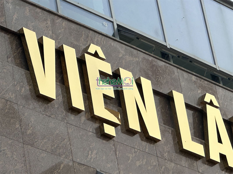 chu inox vang guong 22