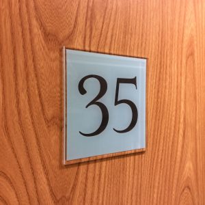 Biển số phòng khách sạn 30