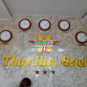 Chữ nổi inox mica hút nổi Thuy Hieu Hotel 01