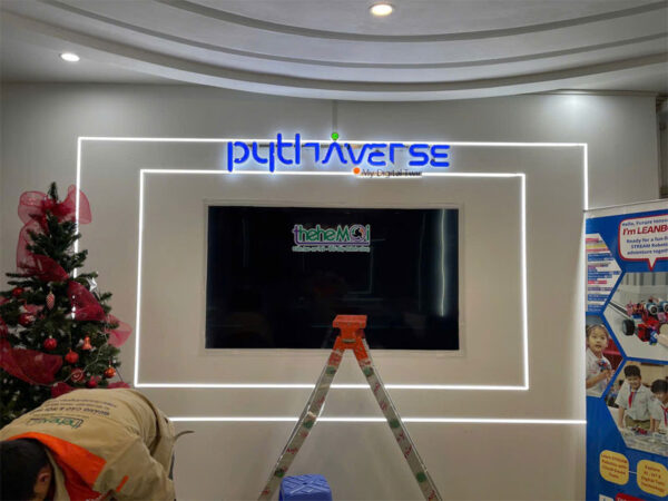 chữ inox lọng viền sáng chân sáng mặt