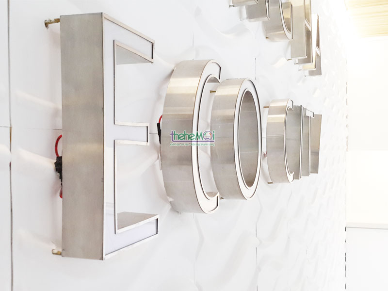 Chữ inox lọng viền mặt mica