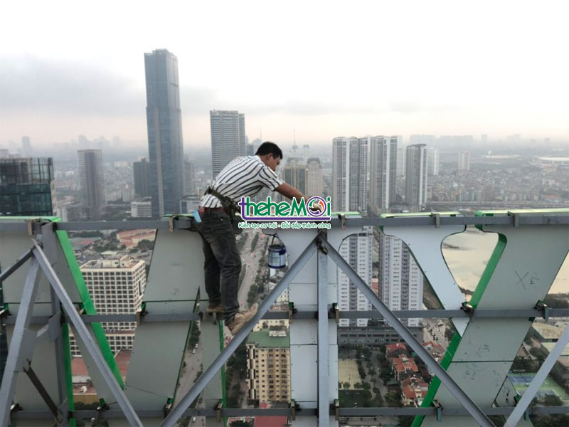 Thi công biển chữ nổi cỡ lớn trên nóc tòa nhà Thi công biển chữ nổi cỡ lớn trên nóc tòa nhà