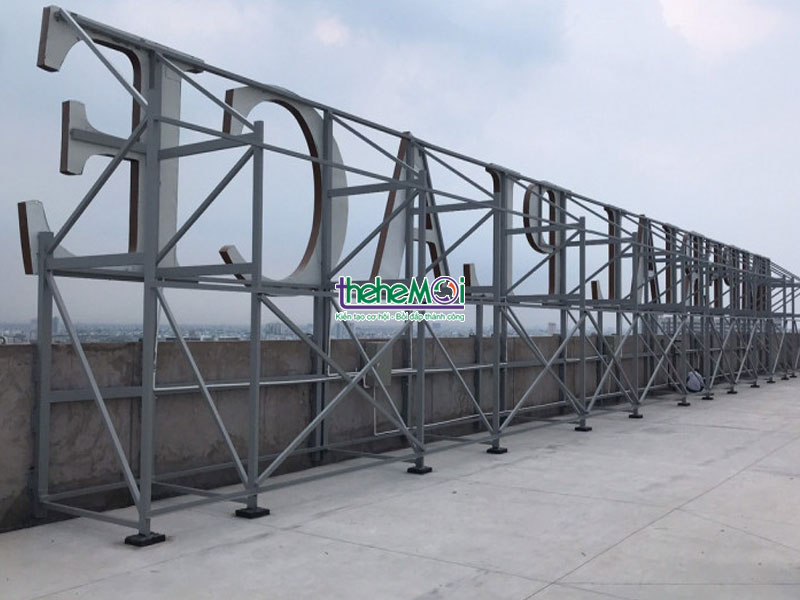 Biển quảng cáo chữ nổi trên nóc tòa nhà Biển quảng cáo chữ nổi trên nóc tòa nhà