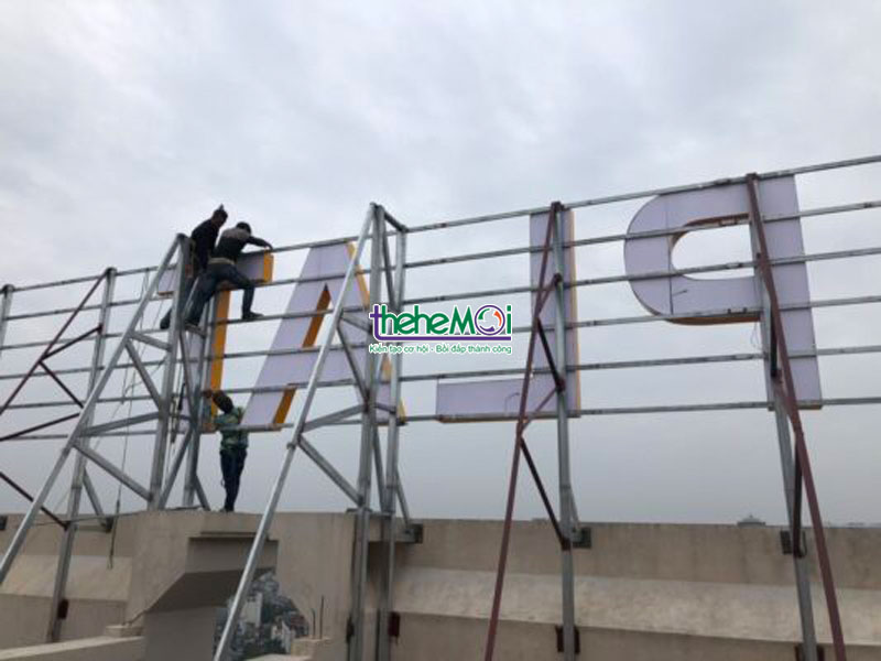 Thi công chữ nổi trên nóc tòa nhà Thi công chữ nổi trên nóc tòa nhà