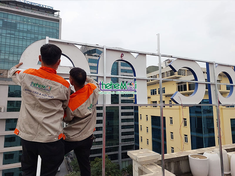 biển quảng cáo trên nóc tòa nhà