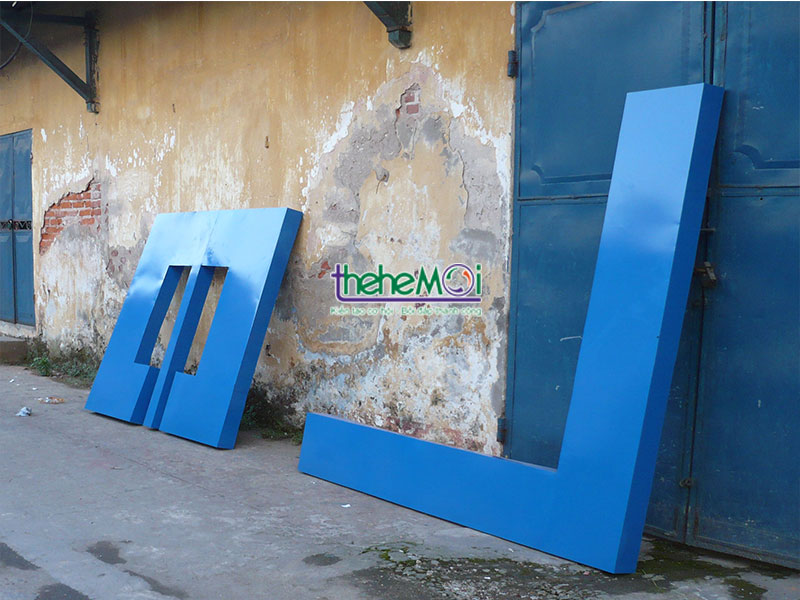 biển quảng cáo trên nóc tòa nhà