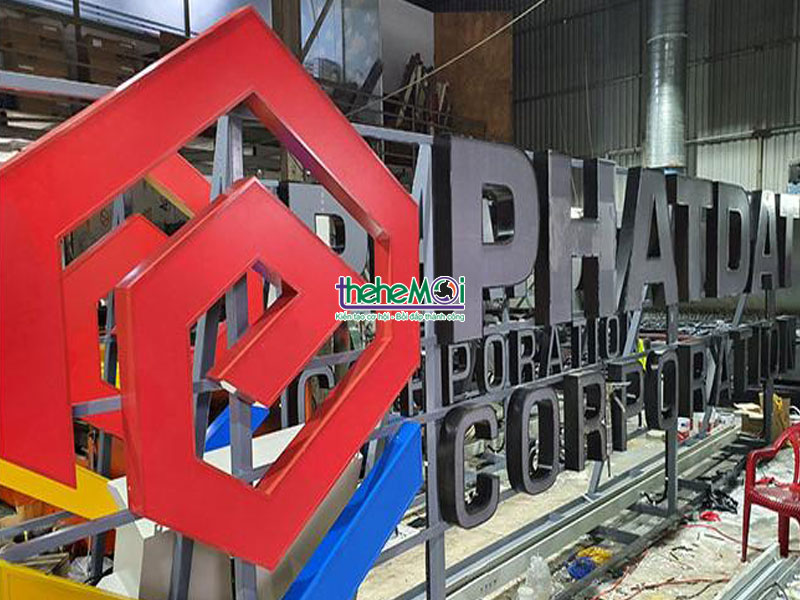 biển quảng cáo trên nóc tòa nhà