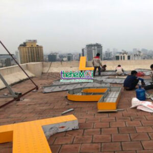 biển quảng cáo trên nóc tòa nhà