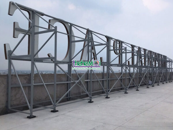 biển quảng cáo trên nóc tòa nhà