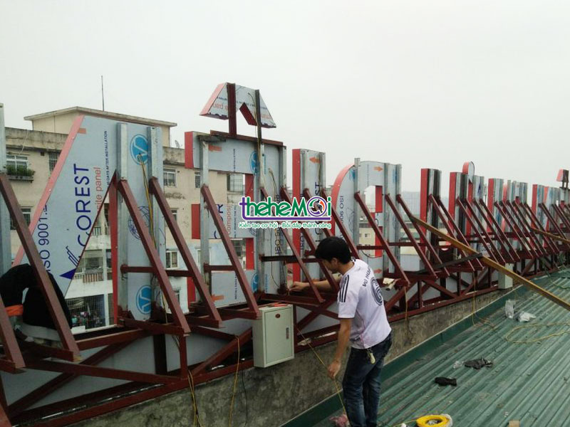 biển quảng cáo trên nóc tòa nhà