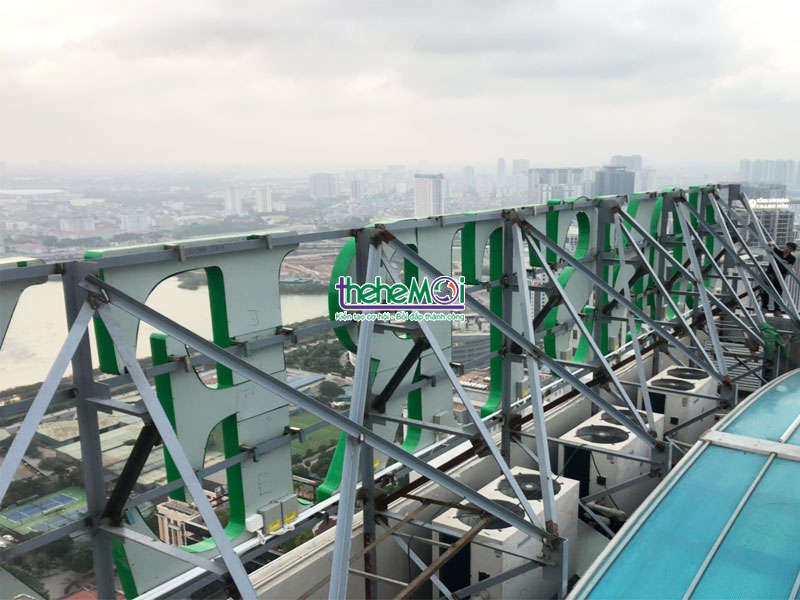 biển quảng cáo trên nóc tòa nhà