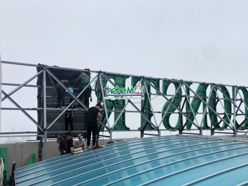 biển quảng cáo trên nóc tòa nhà